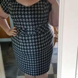 Black & grey houndstooth sz 22 stretch pencil dres